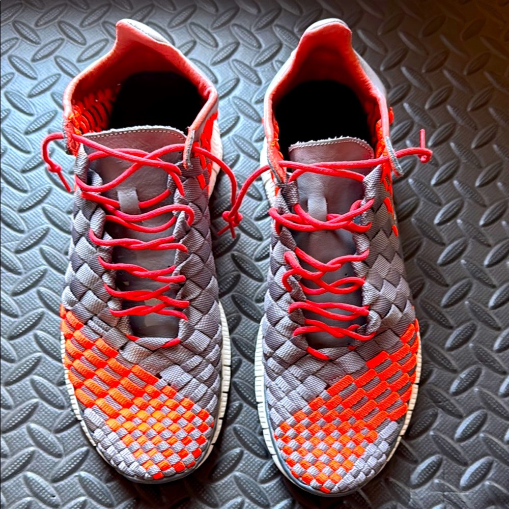 Nike Free Inneva Woven
Sport Grey/Sport Grey-Total Crimson-Sail
